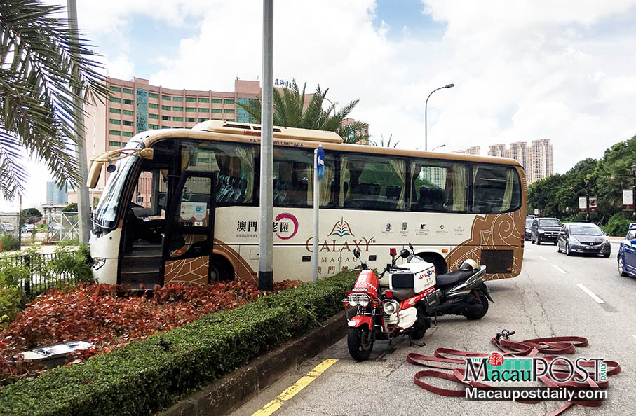 8 hurt when casino coach hits lamppost