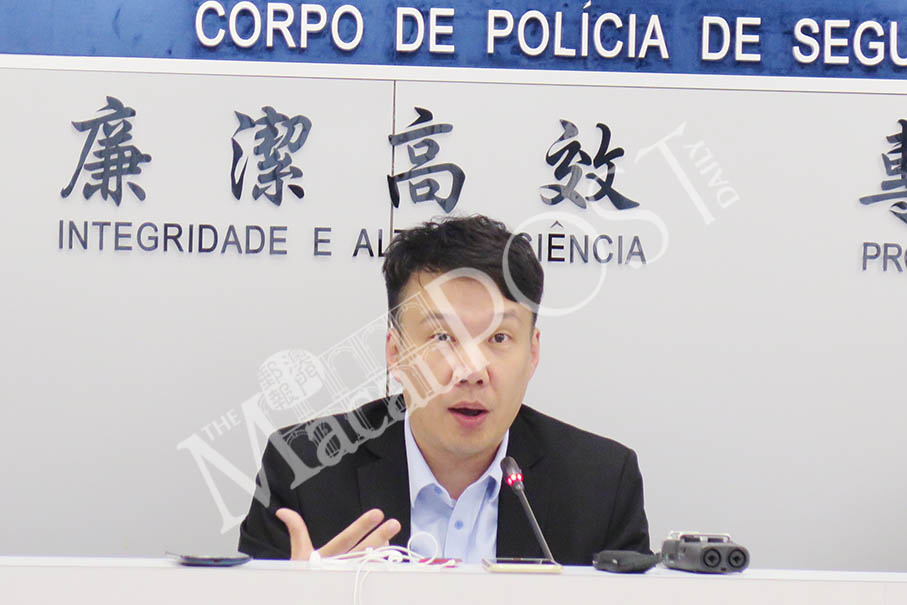 2 cabbies buy fake mobile phones