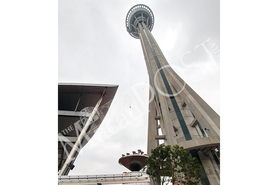 Bungee jumper dangles in mid-air for over 1 hour  