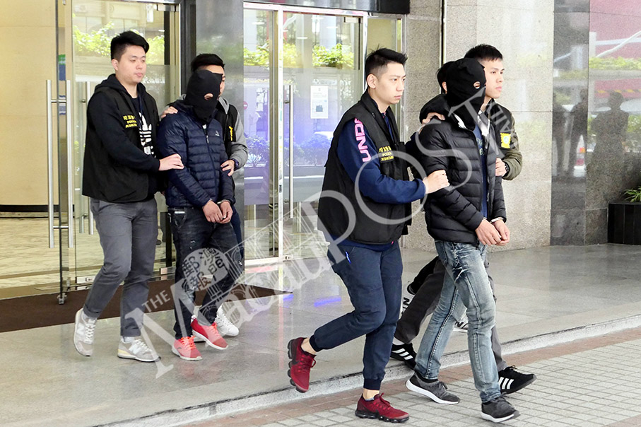 2 men pickpocket 16 women’s mobile phones: police