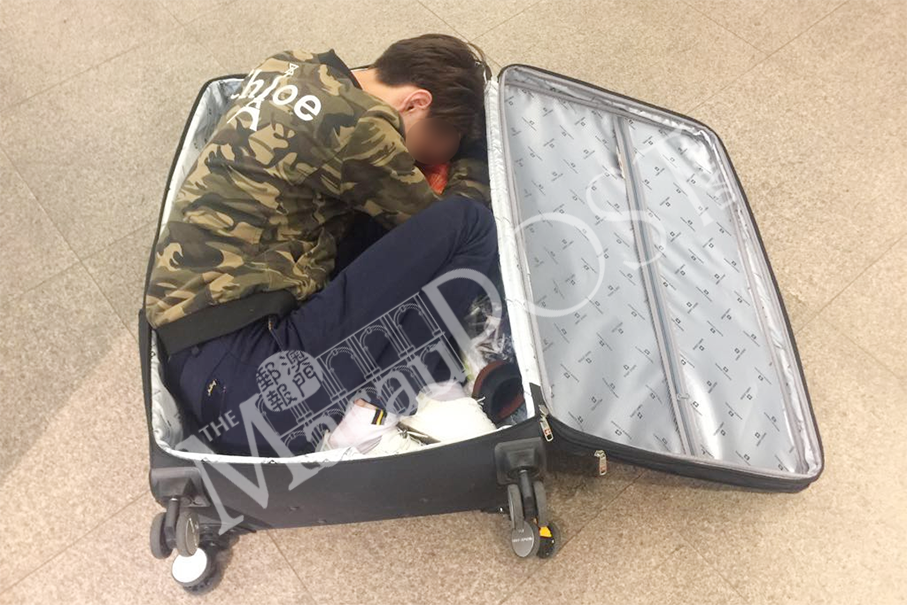 People smuggler hides man in suitcase: customs