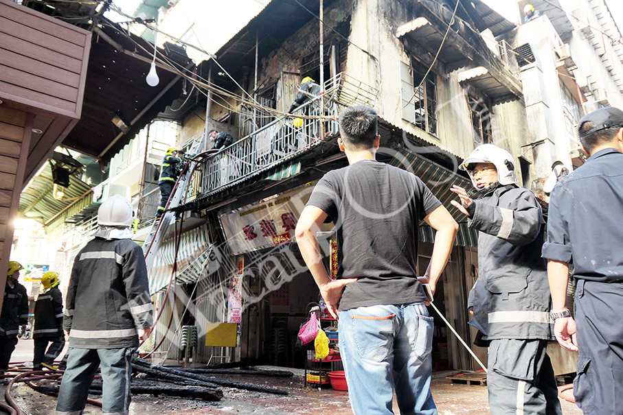 Eatery near Horta da Mitra  market gutted by fire