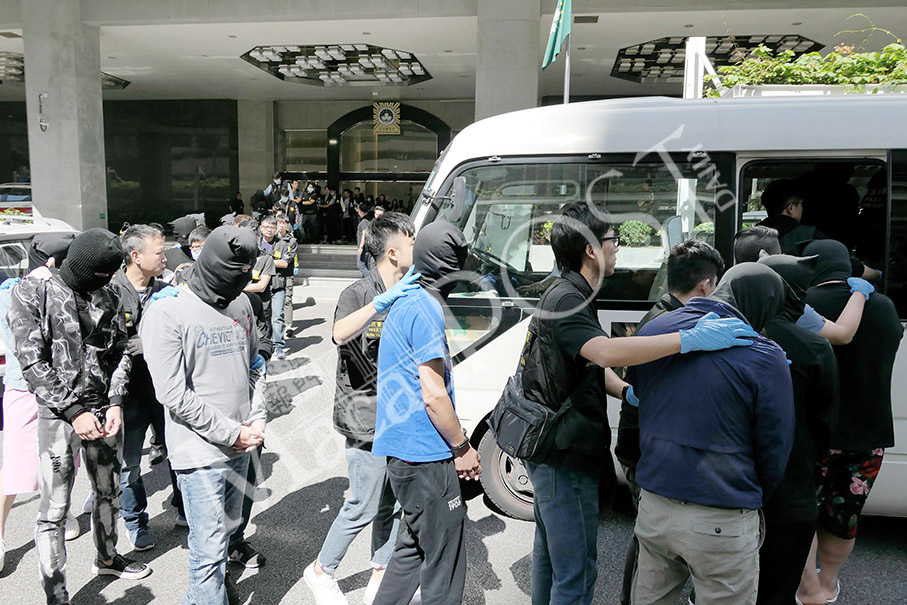 Police bust huge  loan-sharking gang,  nab 34 suspects  