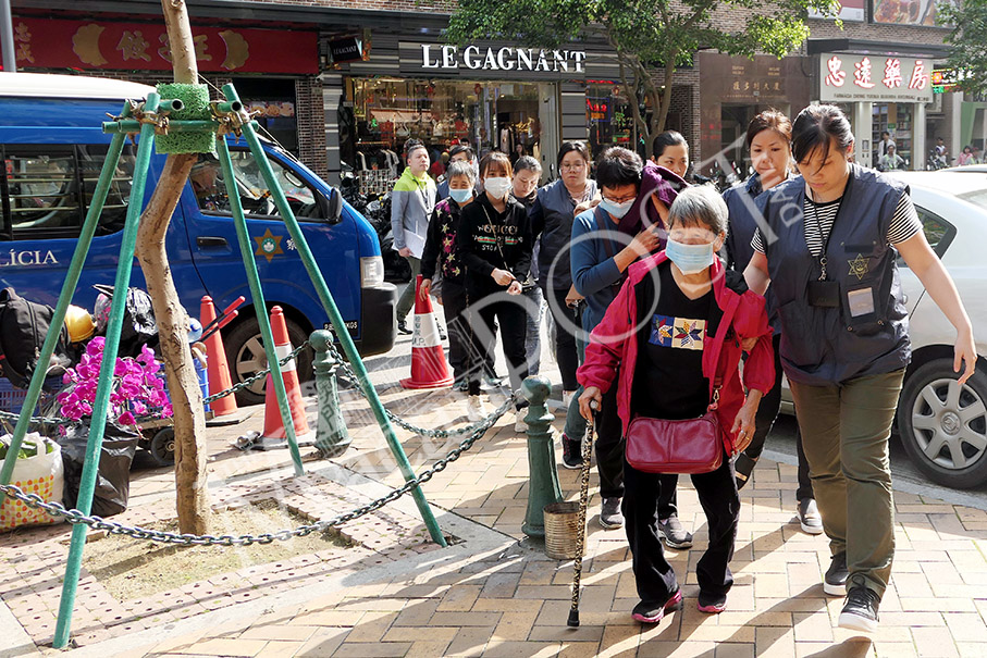 Police bust gang arranging ‘blue cards’