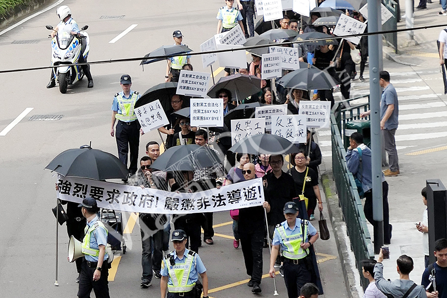 Local tour guides protest against illegal tour guides & groups