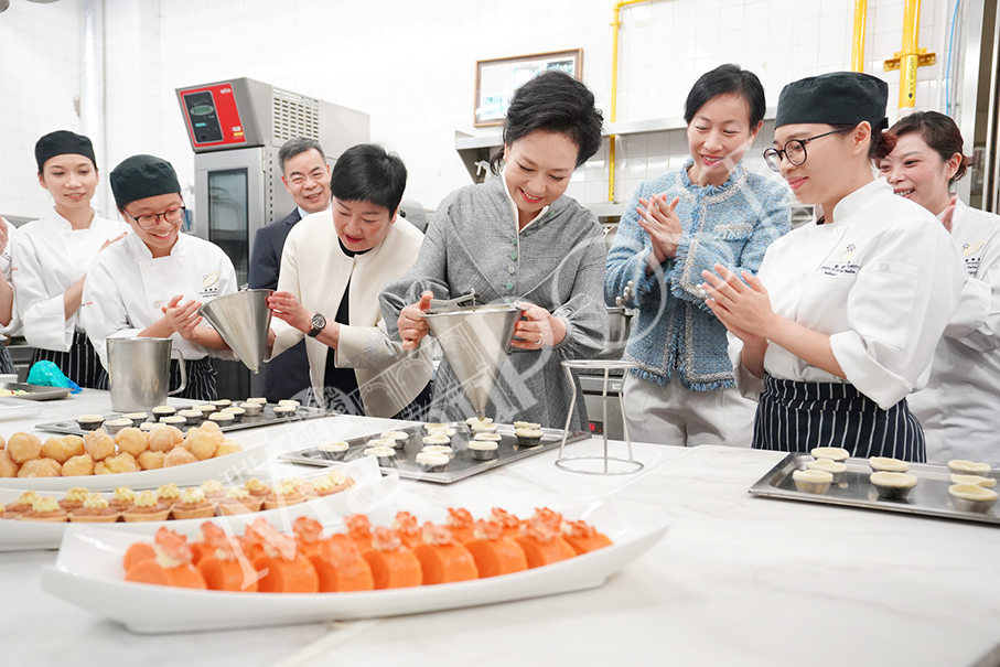 Xi’s wife learns how to make Portuguese egg tarts 