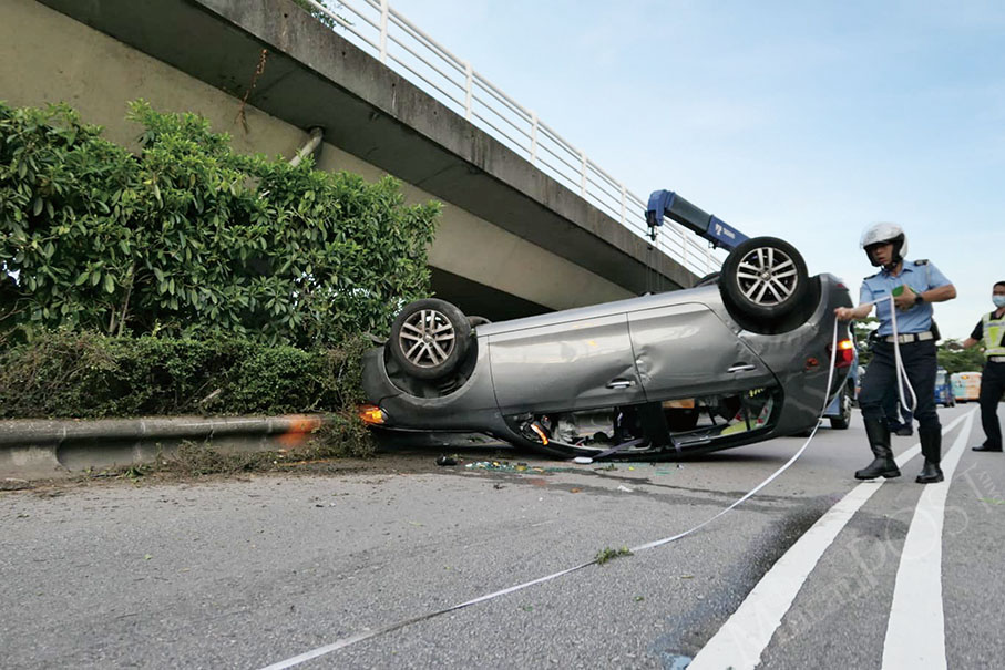Car turns turtle near Hoi Fu