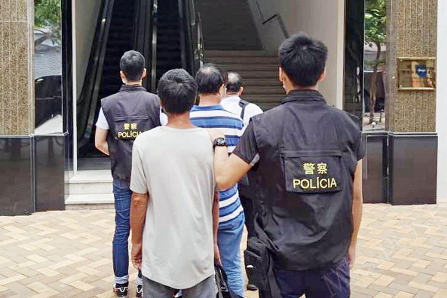 Police nab illegal worker for stealing & man who had hired him 