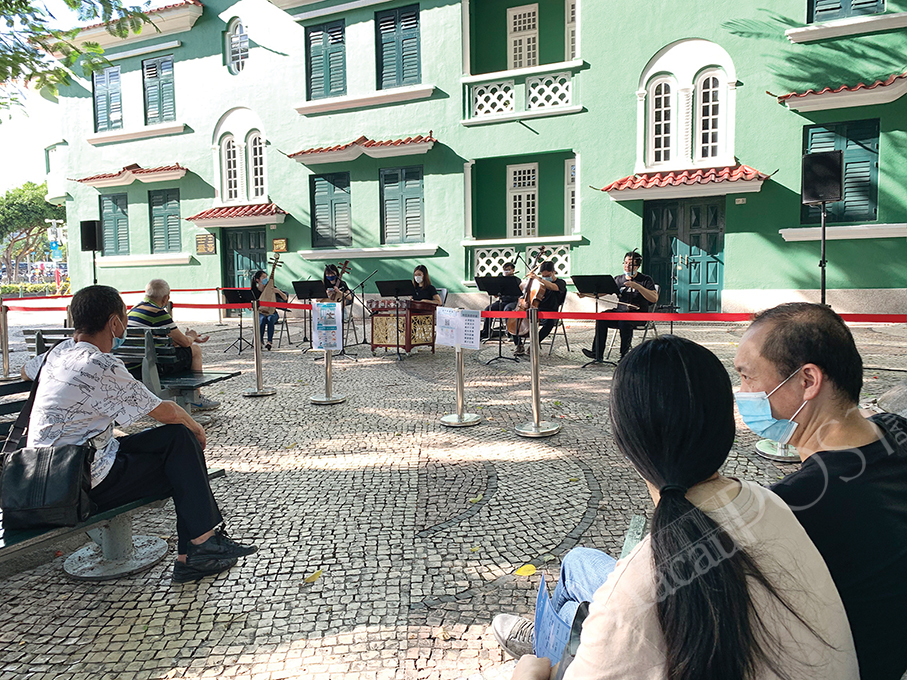 Snapshots of daily life as city tackles COVID-19