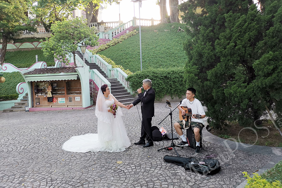 Seniors get wedding photos taken at event hosted by young volunteers