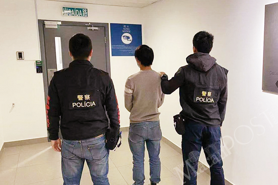 Man masturbates in front of female passer-by: police