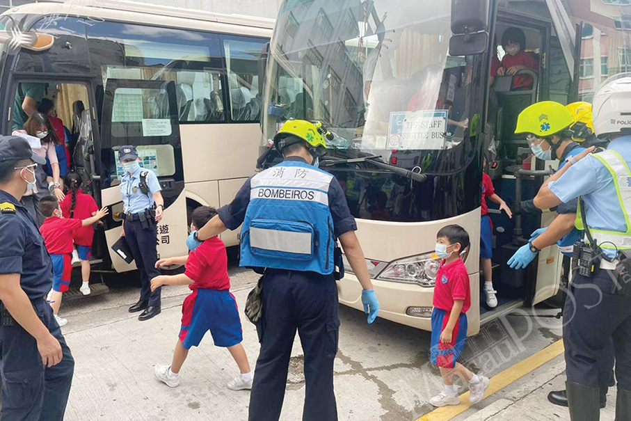 School bus hits building, 5 kids hurt 