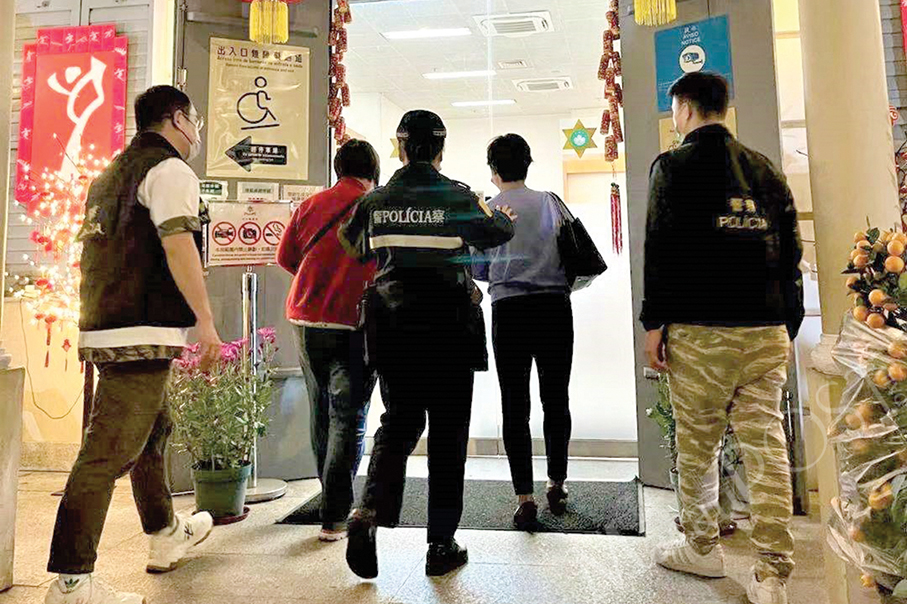 2 women steal 3,800 patacas from visually impaired man