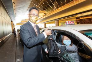 Sands gives local taxi drivers meal packs on Wednesday