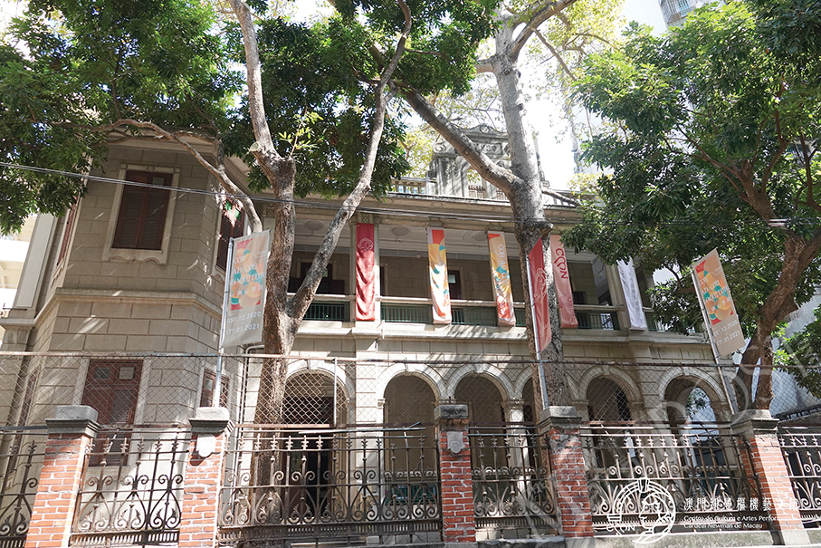 Artists fuse visuals, music & food into seasonal performance