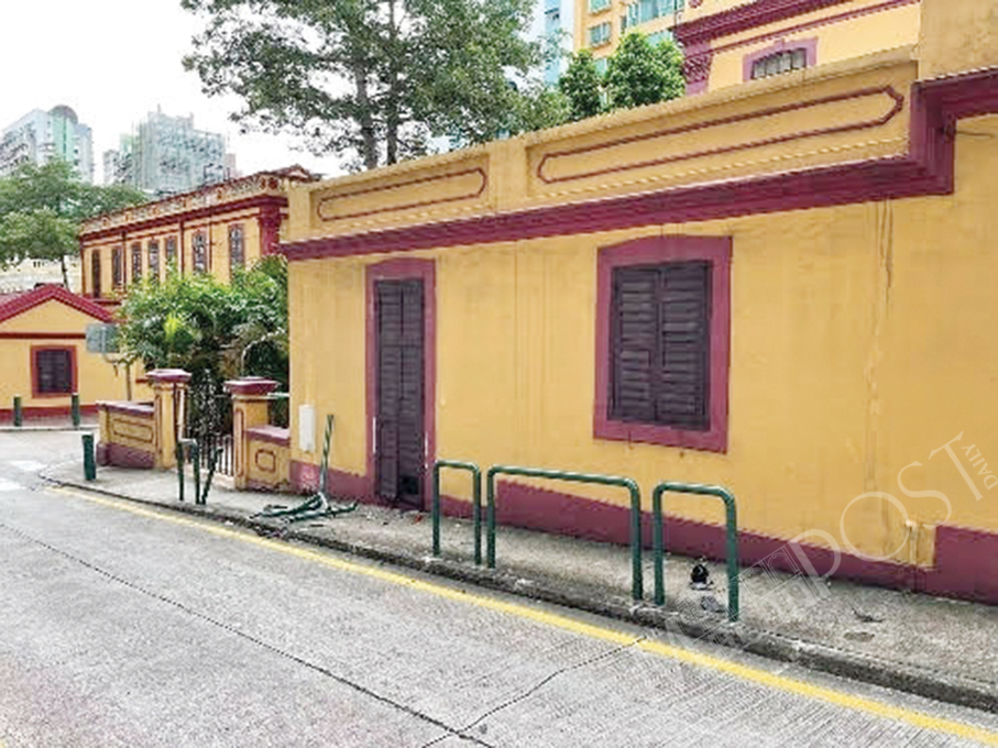 17-year-old crashes into barriers outside Jao Tsung-I Academy 