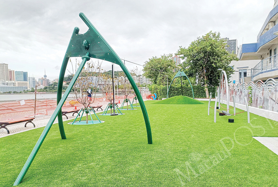 Govt urges parents not to push kids when playing on zip wire in playground