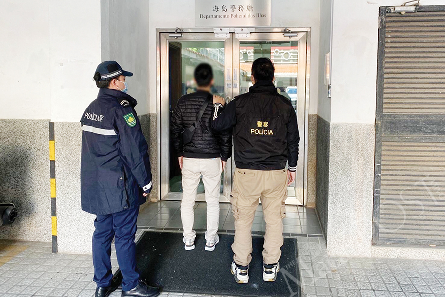 Police nab man for damaging car’s right-wing mirror