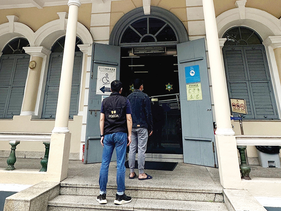 2 nabbed for theft-by-finding: police