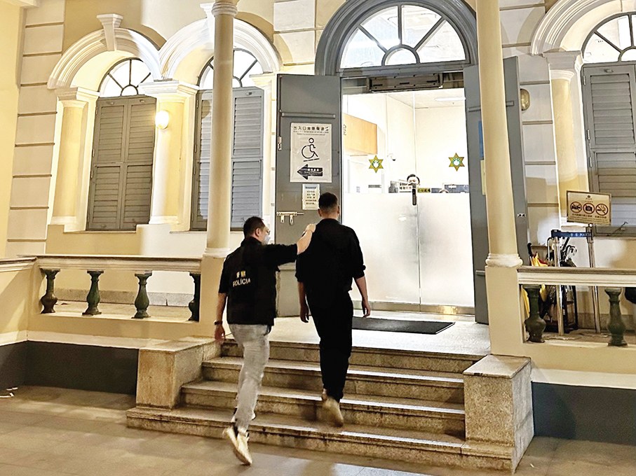 Hairstylist sexually harasses teenage girl: police