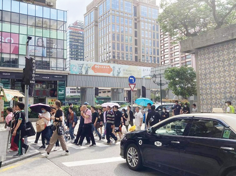 Pedestrian crossing b/w Grand Lisboa & Portuguese school to get traffic lights