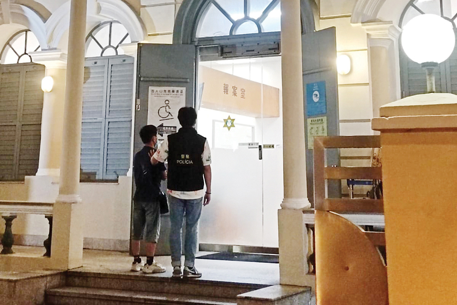 NRW pilfers phone left on bench