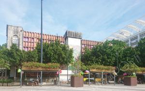 Govt surveys Hotel Estoril’s mural before moving it to new library’s atrium