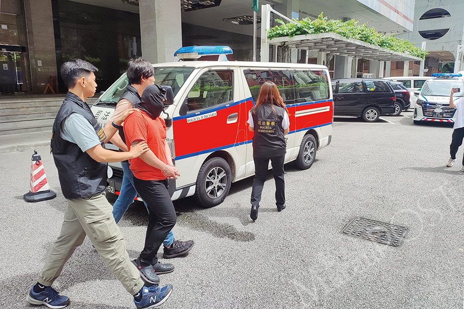 Filipino NRW cons local septuagenarian twice: police