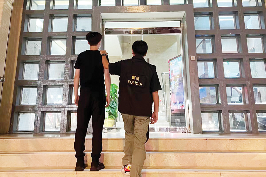 Male student scams man out of 6,000 patacas