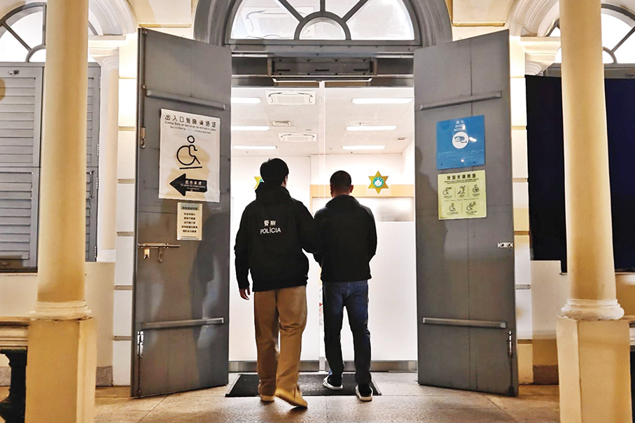 Mainlander robs currency dealer in hotel guestroom