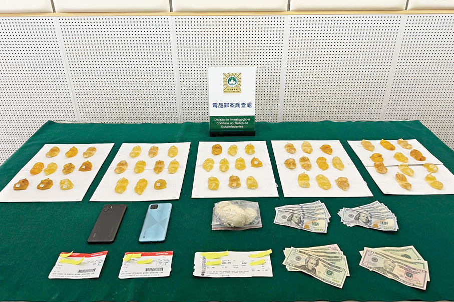 Peruvian mother, son smuggle 1,945g of cocaine worth 5.38 million patacas: police