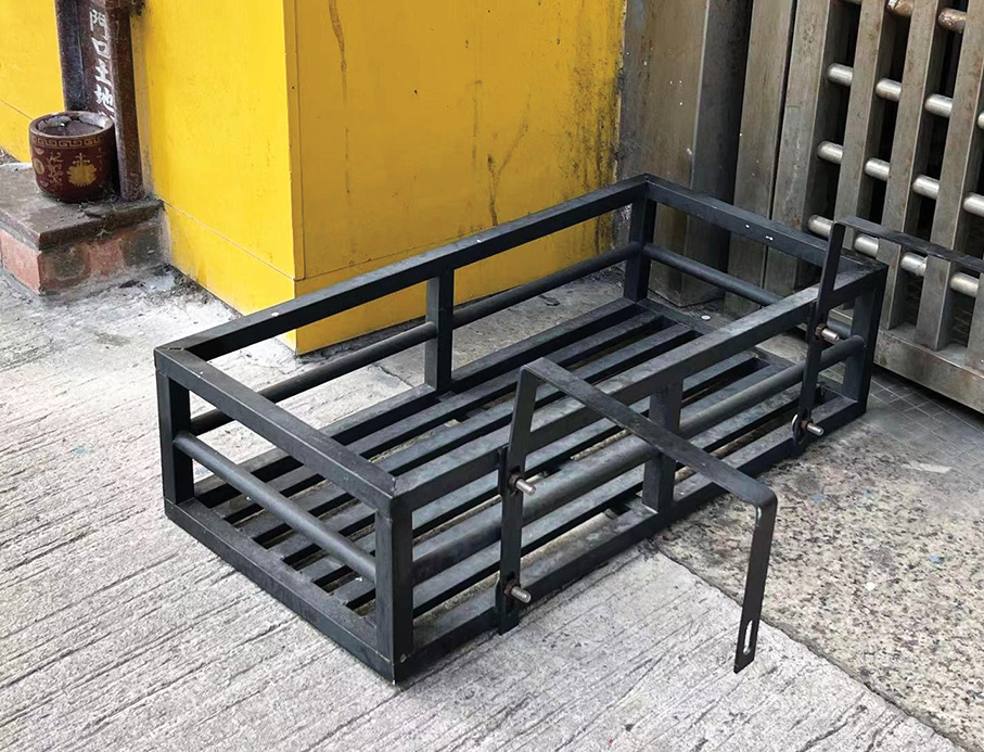 Passer-by hurt by falling plantstand in Nam Van