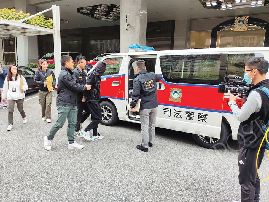 Mainlander nabbed for people smuggling