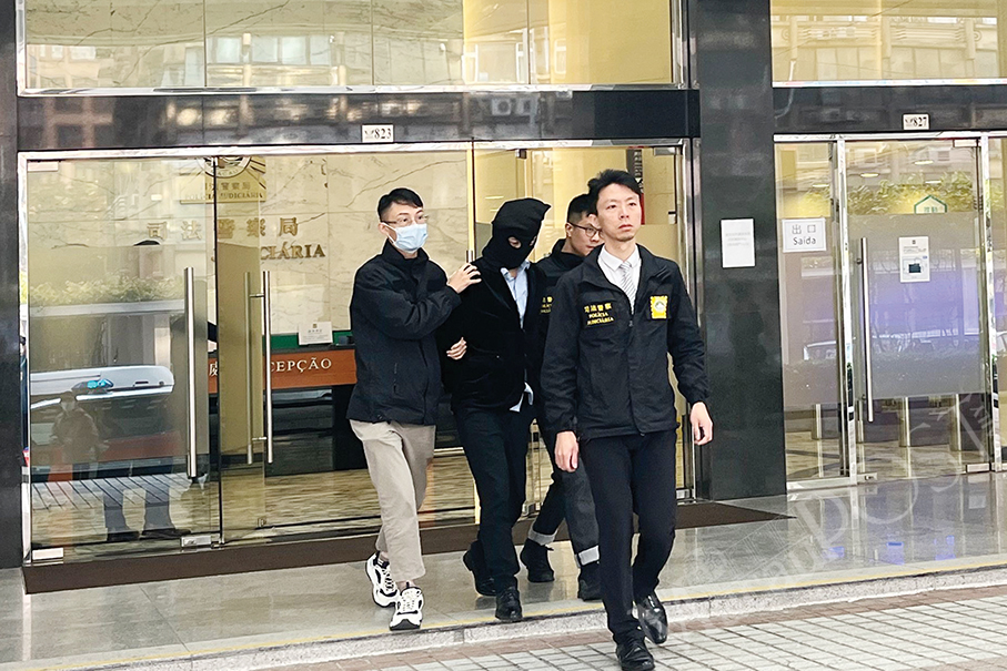 Gambler snatches chips from same gambling table twice: police 