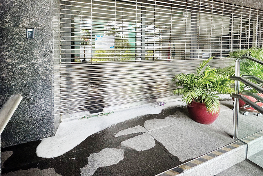 Local septuagenarian commits arson outside PJ & MP: police