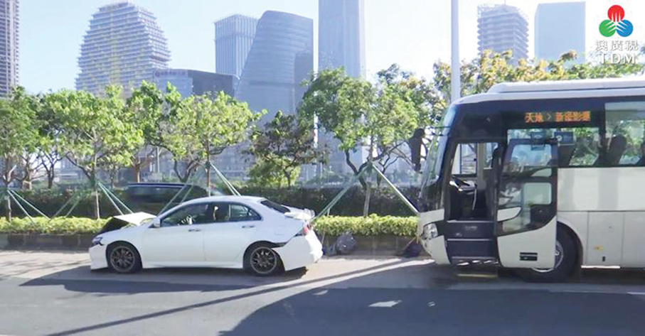 2 hurt in pile-up involving tourist coach, motorbike, 4 cars in Taipa 