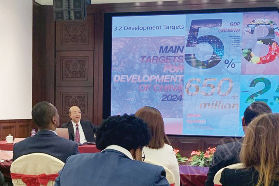 Foreign Ministry Commissioner Liu briefs diplomats, journalists on 'two sessions'