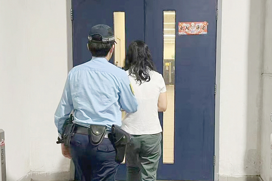 Local woman steals food from supermarket: police