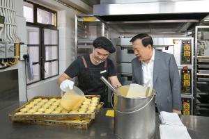  Xia visits academic & medical facilities, heritage-nature spots, egg-tart bakery