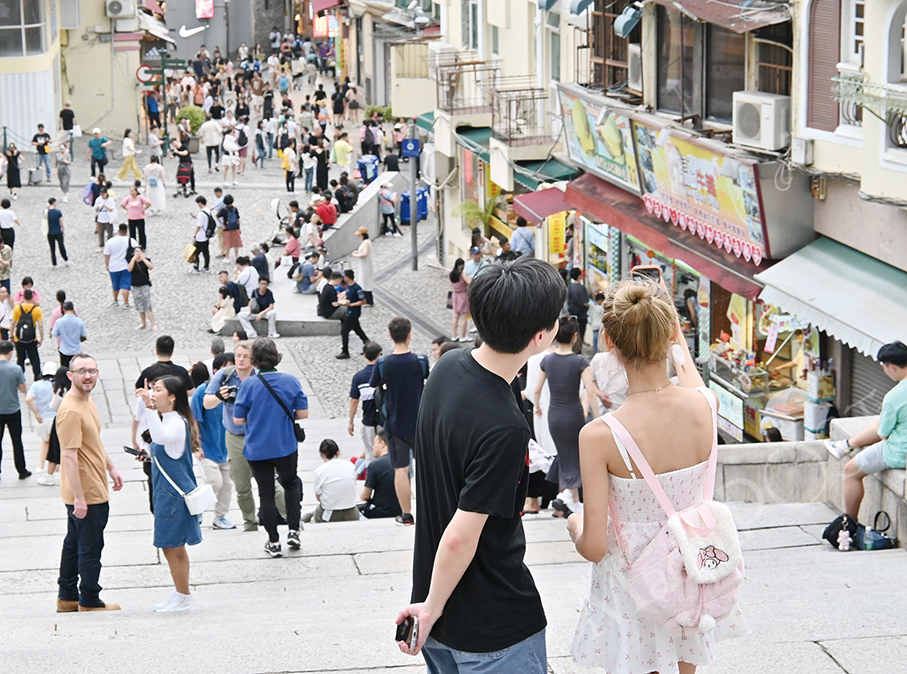 Foreign visitors talk about their experience in Macau