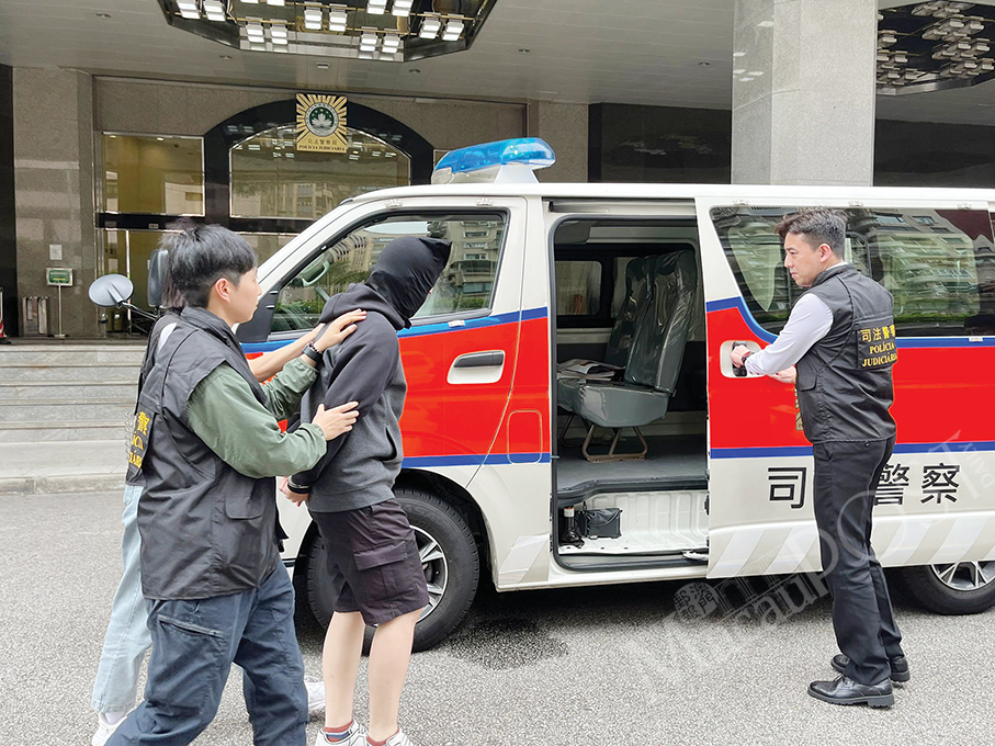 Female warder extorts 78,000 patacas from ex-prisoner: police 