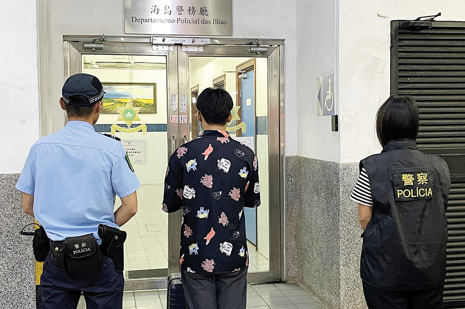HK student steals backpack: police