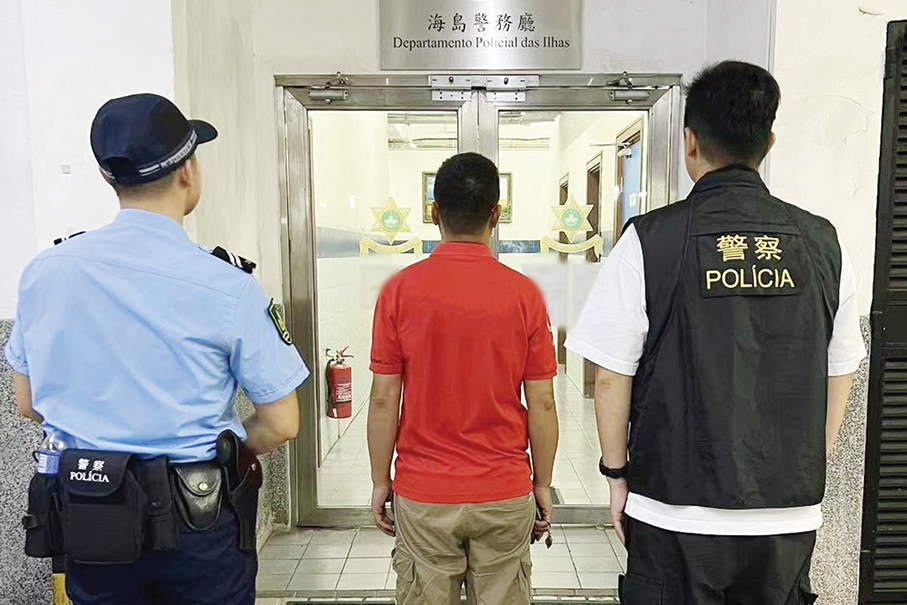 Mainlander steals phone left in cab: police