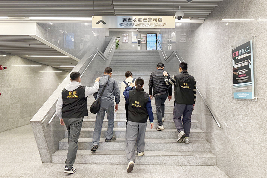 Police nab 2 local men & woman  in sham marriage case