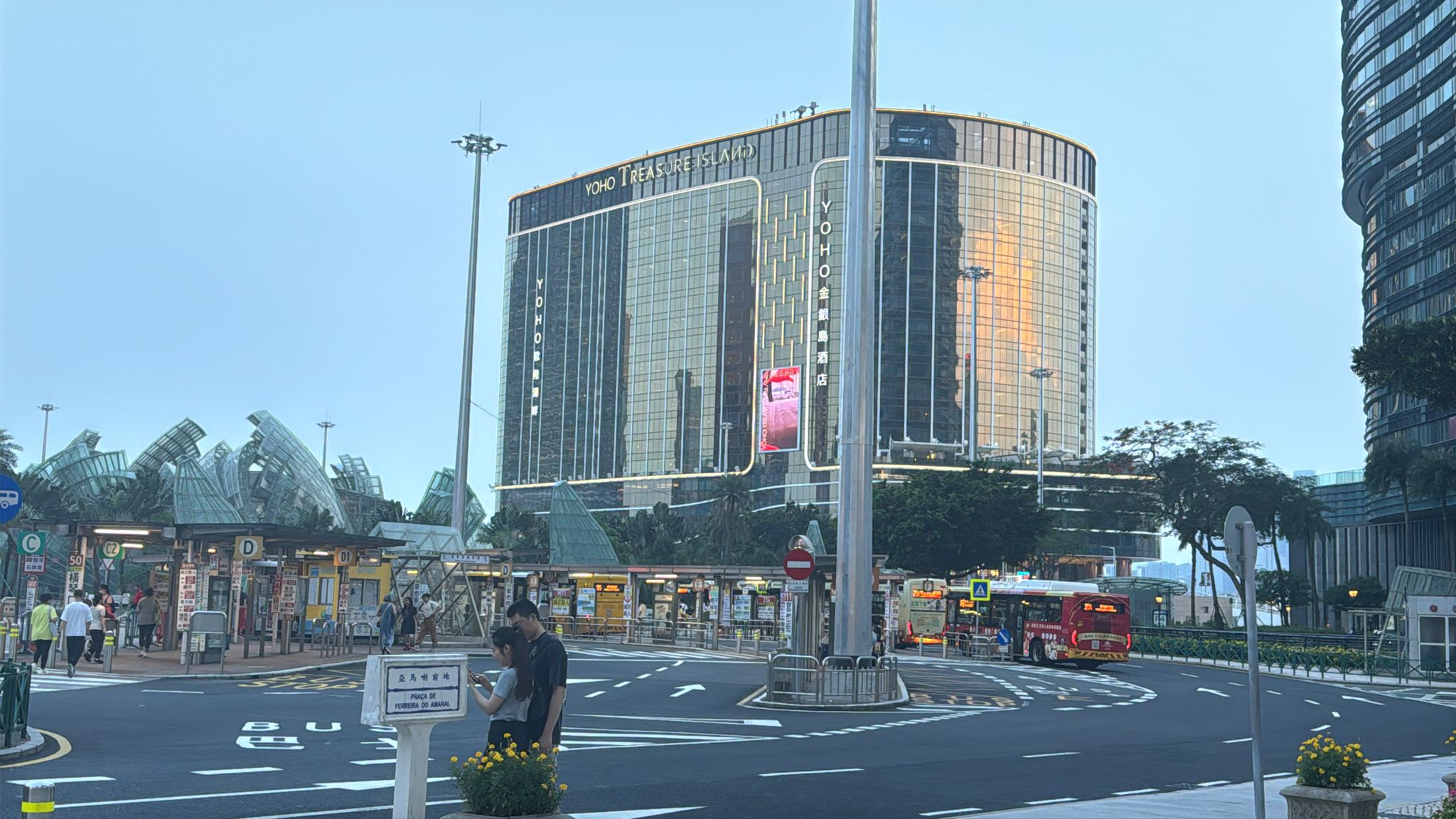4.8 million check into Macau hotels in Jan-April, up 1.9 pct
